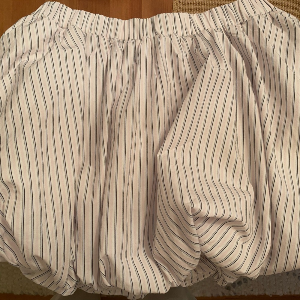 Aritzia Sunday Best Pink and Black Striped bubble skirt! Current season 2025!